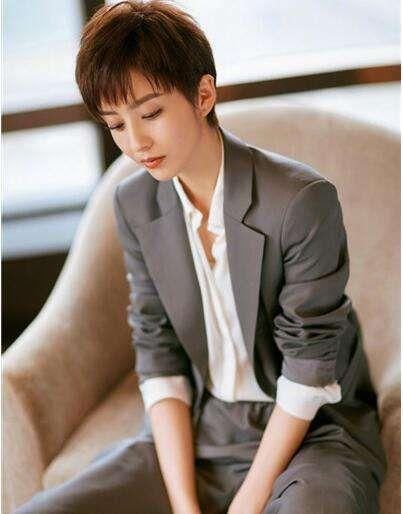 这应该是佟丽娅穿西装最丑的一次!老气横秋，侧脸还很像韩庚?