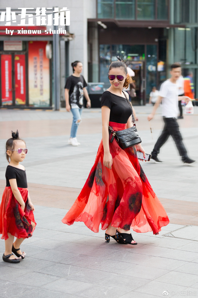 重庆街拍，拥挤的人群中，一眼遇见格外引人注意的你