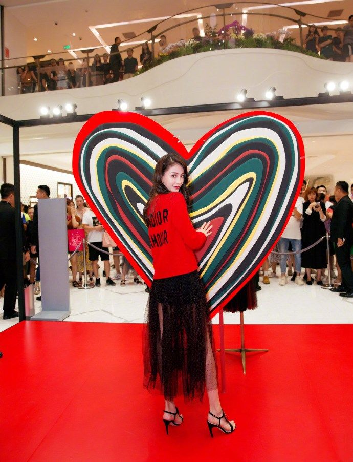 baby黑纱长腿亮相某活动，爱上你的小脚丫