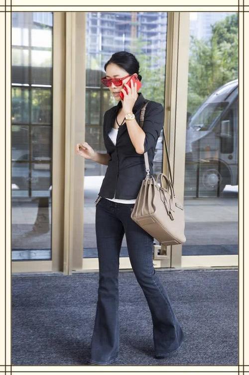 50岁那英真会玩！用热裤搭配冬季皮靴，网友：反季节才能穿出时髦