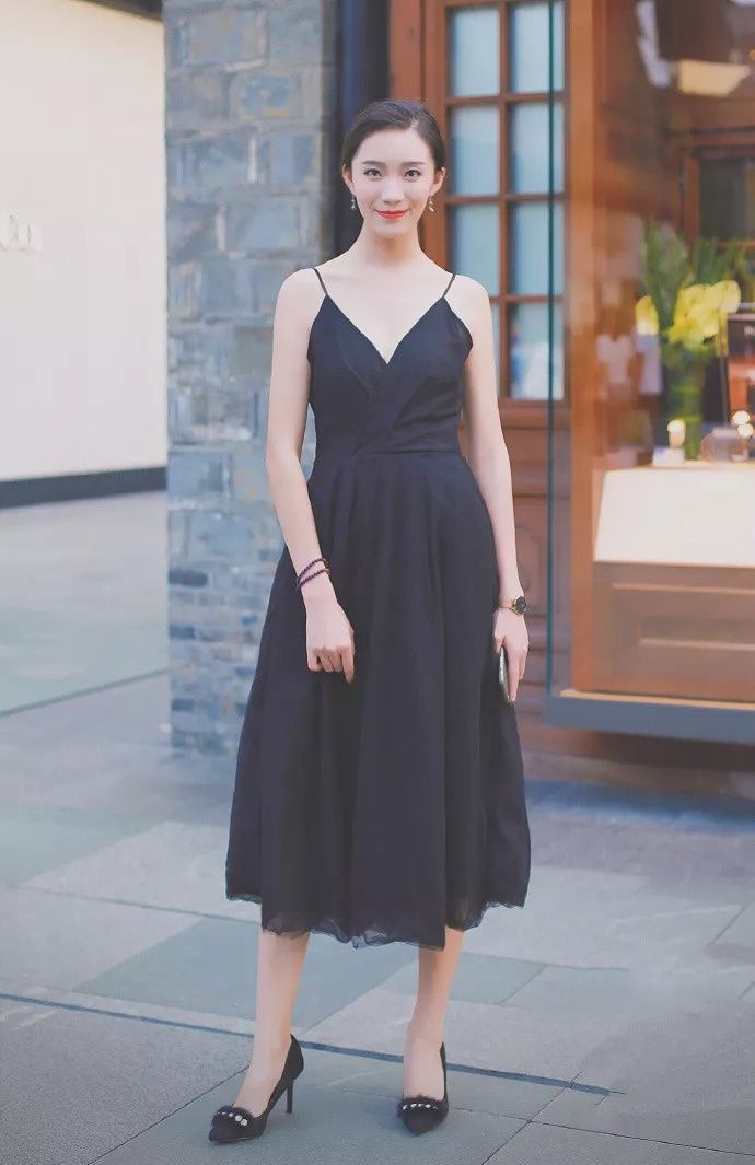 街拍:图一长裙中间开叉太犀利，最后一图心跳加速!