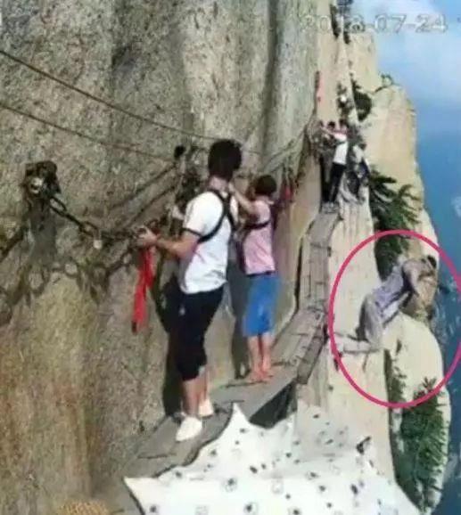 一男子从华山栈道跳崖，周围多名游客目睹这一行为，揪心