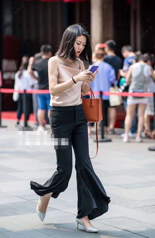 夏日的小姐姐们穿复古的喇叭裤去逛街，能迅速提升御姐气质