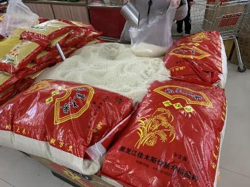  『买大米』大米容易生虫怎么办？米店老板教我4个土方法，放1年不生虫不发霉