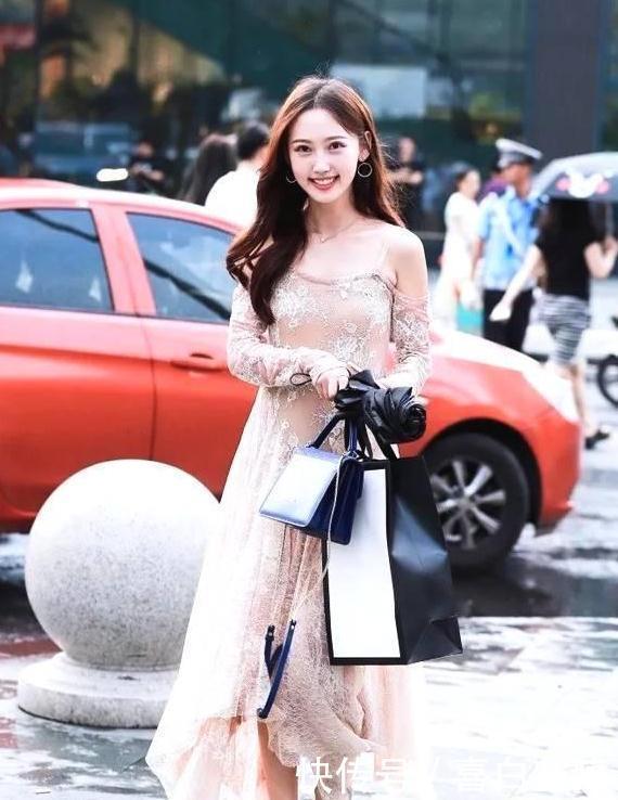  「美女」街拍：面容白皙的美女一条短裤，穿出了蝴蝶翩翩起舞的感觉