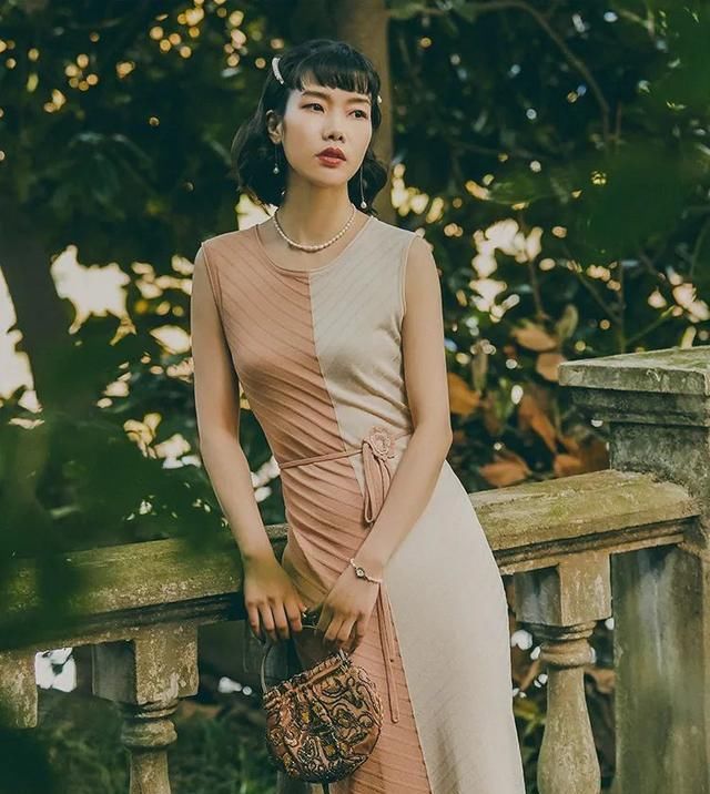 撞色拼接@作为一枚精致的女生,衣橱里需要哪些基础款的时尚单品?