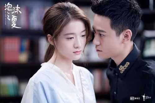 杨紫深夜秒删微博疑似分手 团队称只是少女喝多了酒闲的