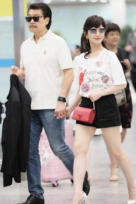 当赵雅芝和奚梦瑶同穿短裤，网友：原来气质在身材面前竟不堪一击