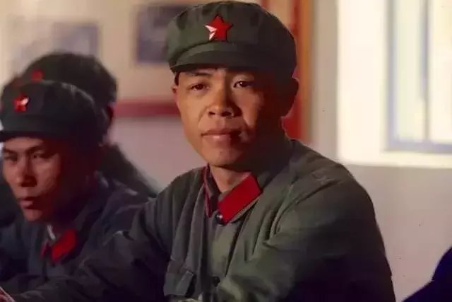 70年代身着65式军服的解放军，条件虽艰苦，但个个精气神十足