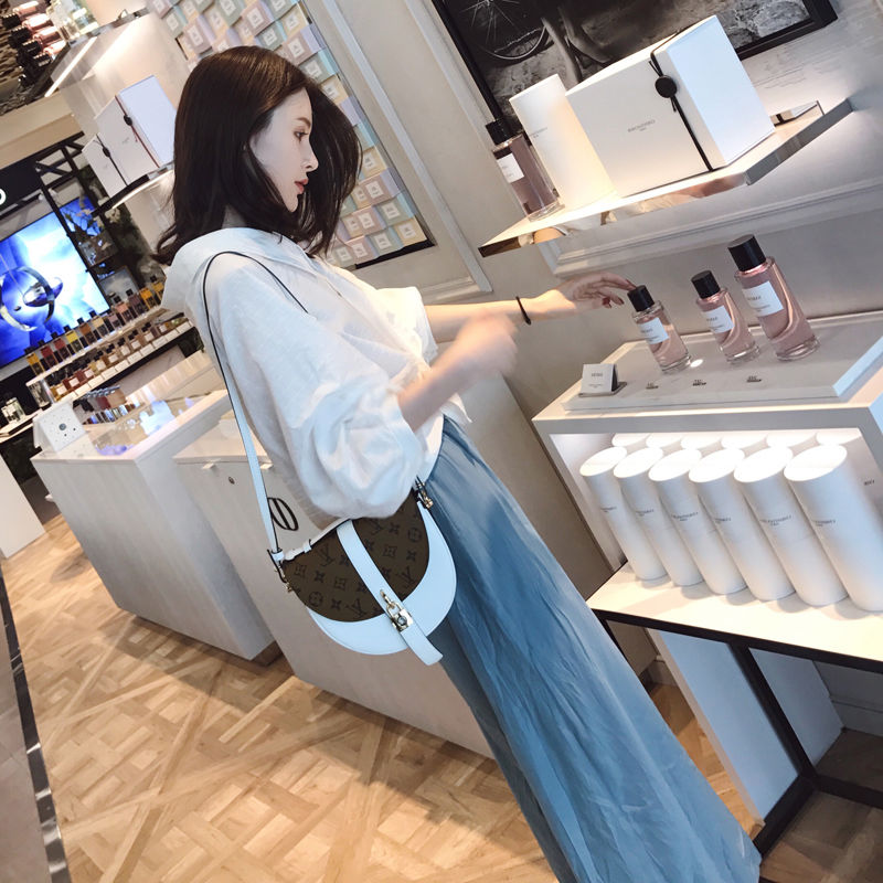 新流行一种“显高套装”，特适合矮个子女人，显高更有范