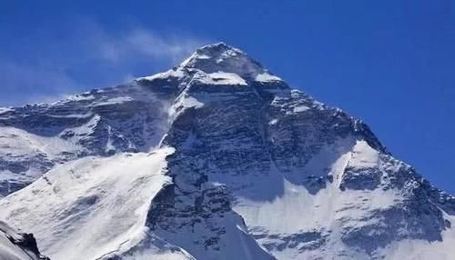 珠穆朗玛峰一半在中国一半在尼泊尔，问题来了，到底属于谁？