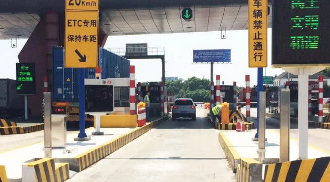 高速“误入ETC”车道怎么办? 直接倒车扣分吗? 交警3个字回答