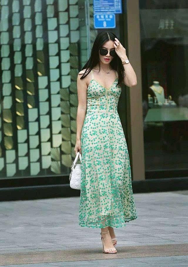 街拍美女高挑挺拔大长腿身形，最后一张看时间长了容易流鼻血!!