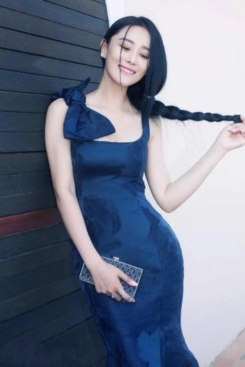 张馨予真的豁出去了！这吊带装都快遮不住了，网友：必须收藏了！