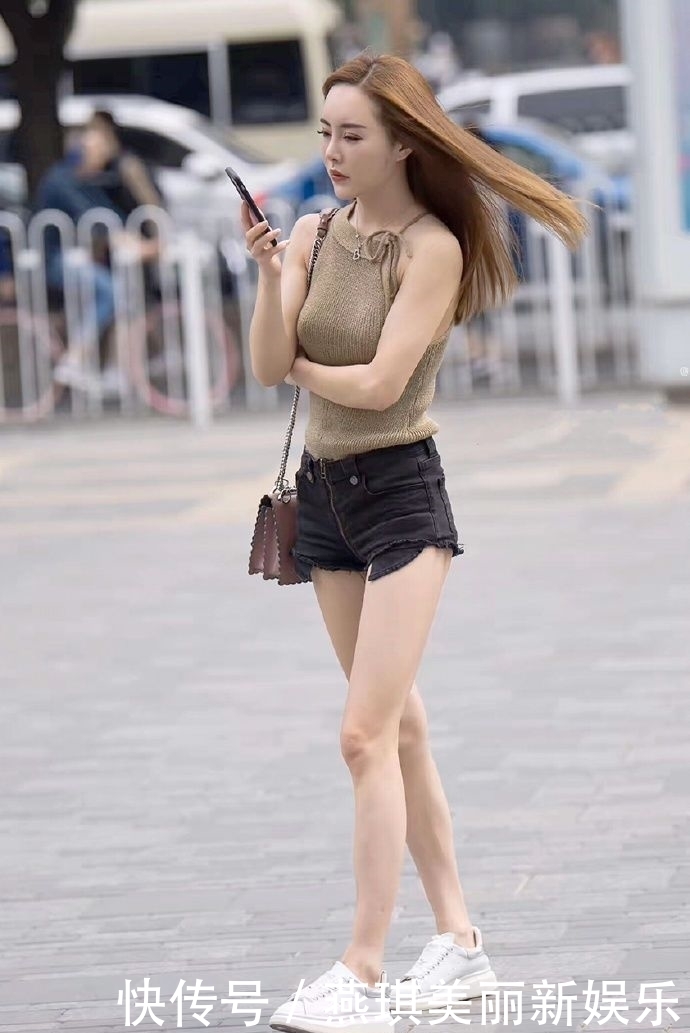  【小姐姐】街拍：图三小姐姐的背影，就已经很迷人了