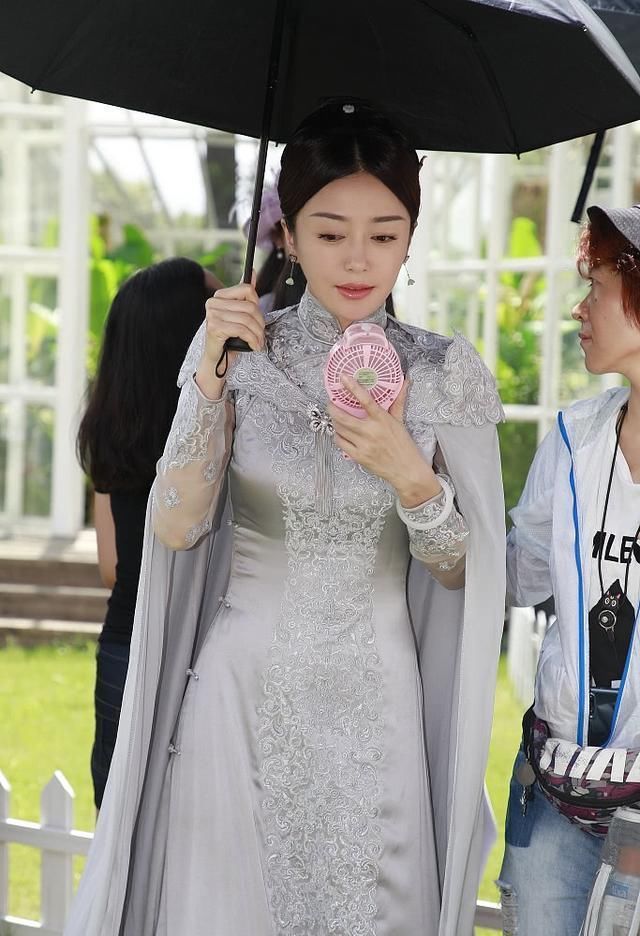 秦岚穿旗袍裙，古典气质尽显!网友:这腰太细了，之前都没发现!