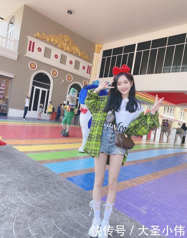  #感好#吴宣仪元气感好强，穿绿色格纹衬衫美到心坎，不愧是90后当红小花