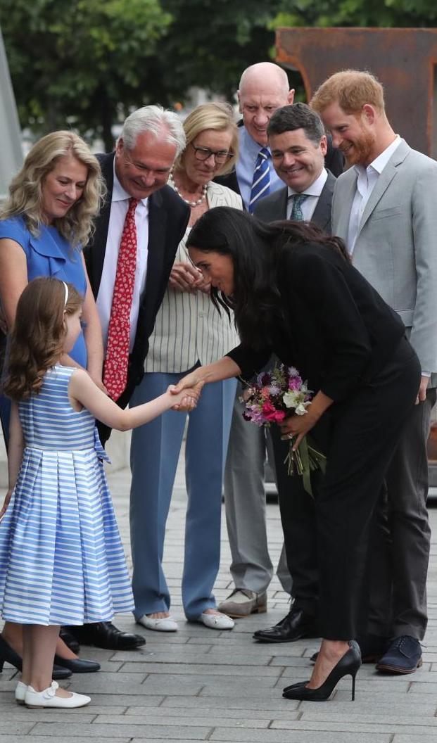 看惯了凯特的名媛风, 再看新鲜的梅根穿搭, 真是时髦的皇室代表