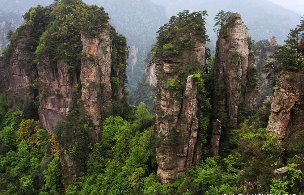 祖辈们在山峰顶部开垦“史上最牛的一块耕地”,吸引无数游人