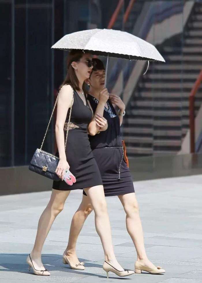 街拍: 紧身包臀裙的小姐姐, 高挑身材白皙肌肤很好看