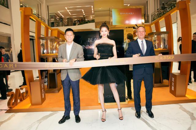 关晓彤现身某商业时尚活动 身材十分苗条一双筷子腿十分显眼