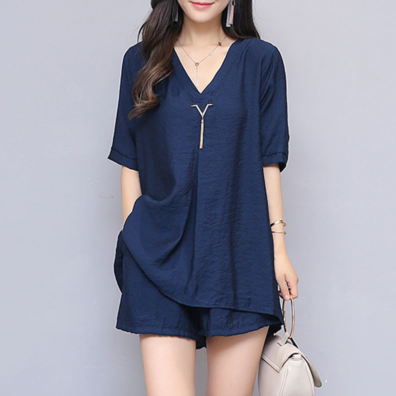 女朋友穿上这短裤套装真好看，靓丽显肤白，大方又时髦