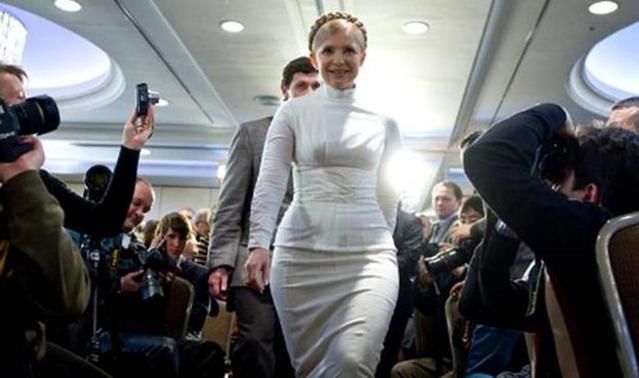 58岁前乌克兰总理季莫申科，风姿绰约，白色紧身裙勾勒曲线身材!