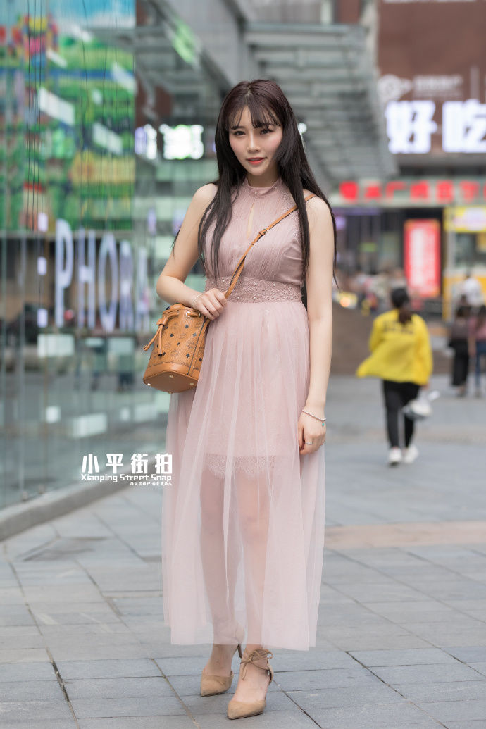 街拍北京:女孩美不美,看锁骨就知道,我最喜欢图2!