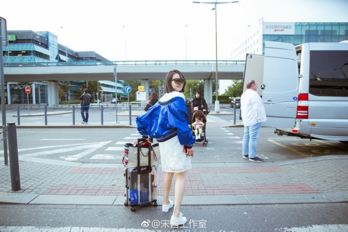 宋茜回眸甜笑秀长腿，白色蕾丝连衣裙仙气十足网友:羡慕身材好好