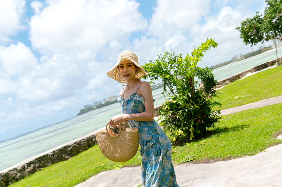 女神孙允珠，静谧海洋西西里蓝莓吊带长裙