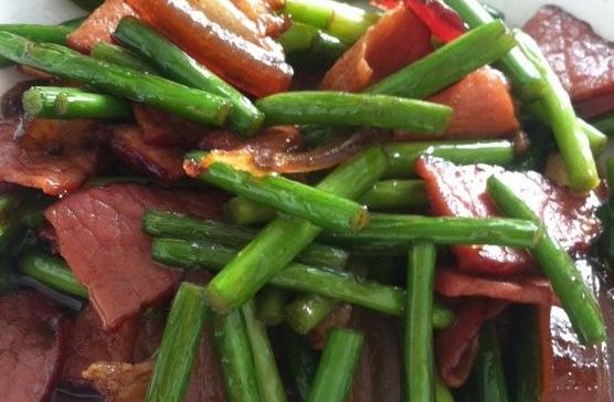  下饭■炒腊肉时，万万不可直接下锅炒，多做一步，香辣入味，好吃又下饭