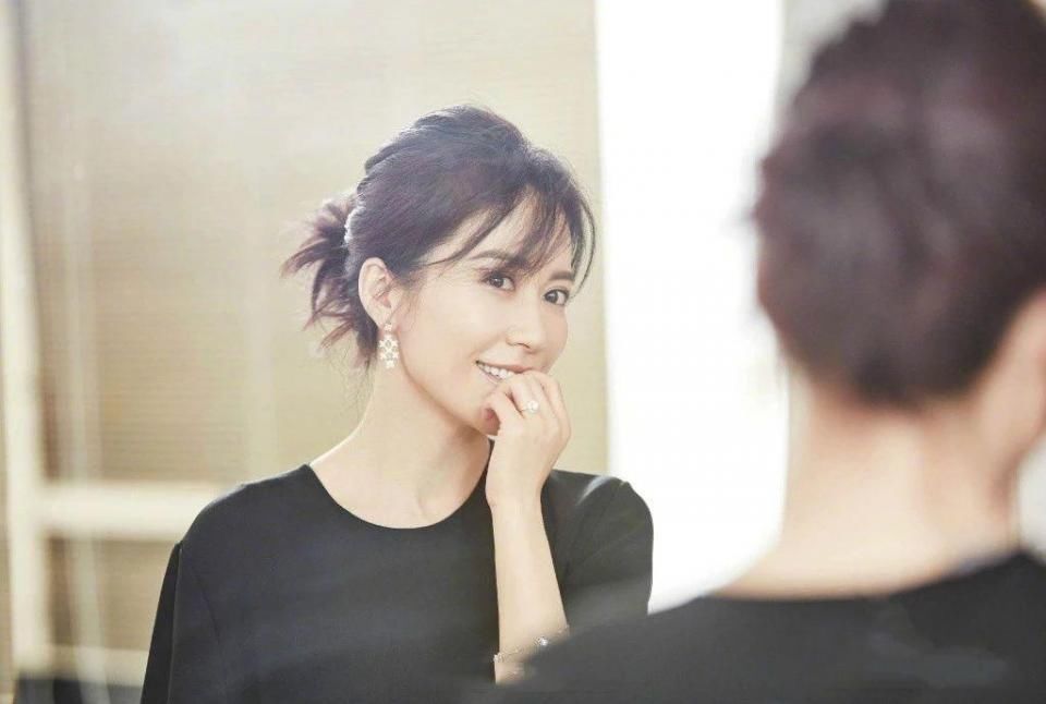 47岁俞飞鸿未婚又怎样?20岁的脸，2米8气场的衣品，活得比谁都好