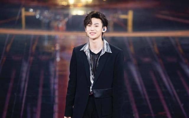  天赐的声音@《天赐》偶像扎堆，为什么小鬼能成首位拿“金曲”的爱豆？