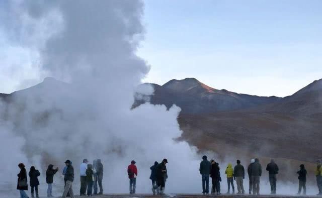 网红拍旅行打卡照被抓，游客喷泉旁被烧得面目全非：用生命换来的