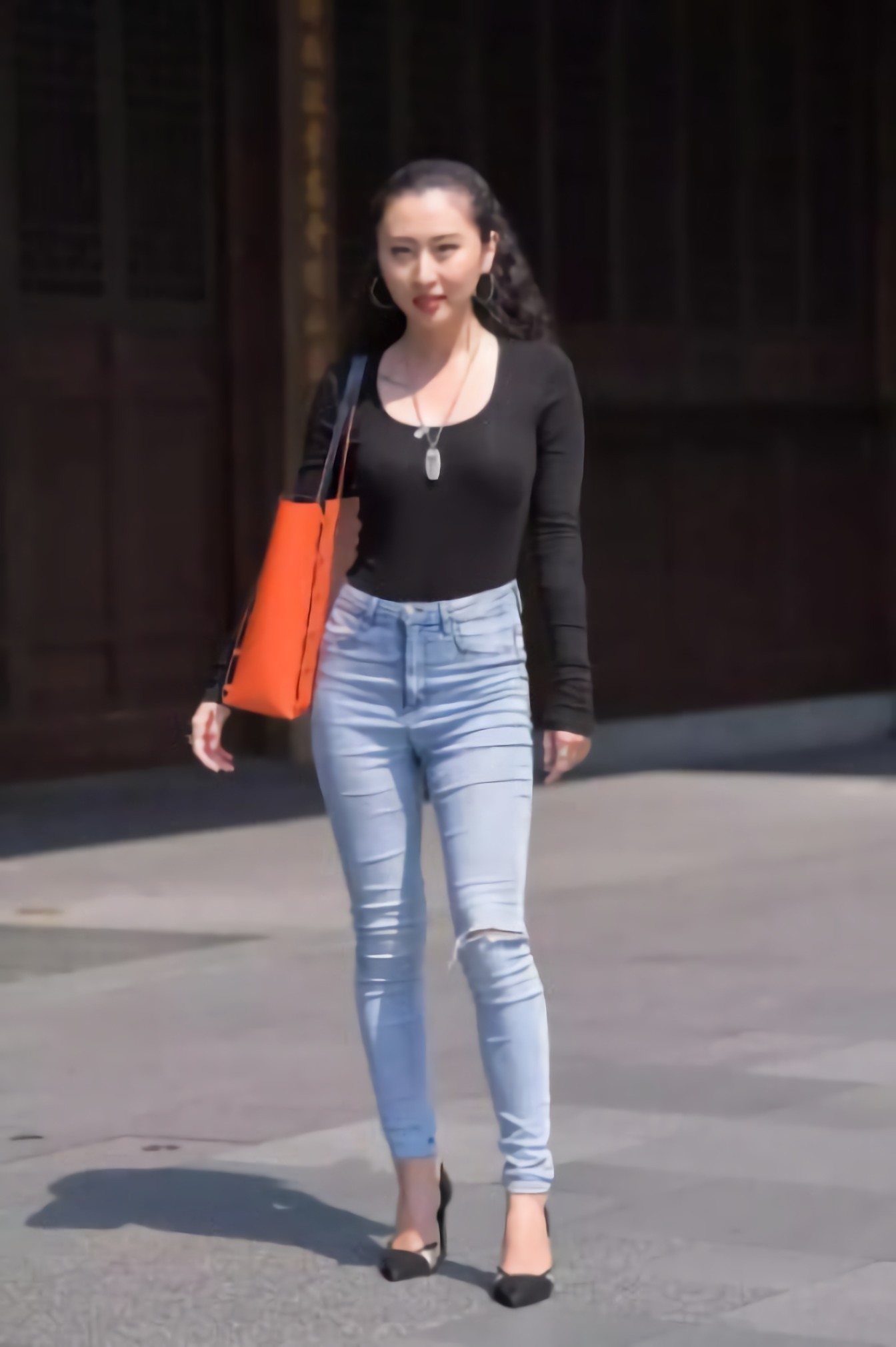 紧身牛仔裤不需要多说，只需要一个淡淡的笑容，实力展现你的美