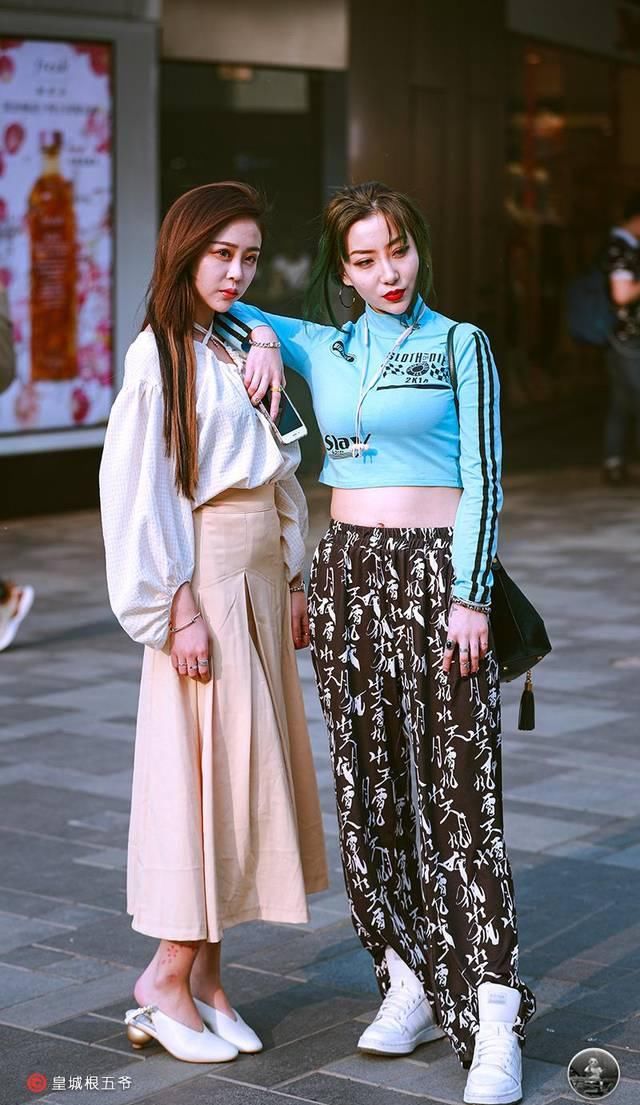  努力@街拍：穿衣搭配是一门艺术，女人可以穿得华丽，但不能穿得死板