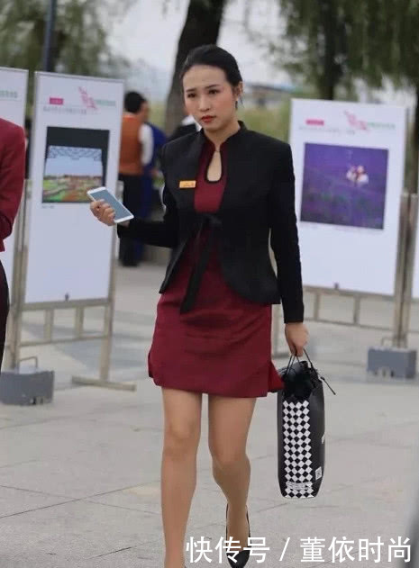 逛街的小姐姐职业装下显妩媚身姿，台阶休息一刻，也躲不过工作上