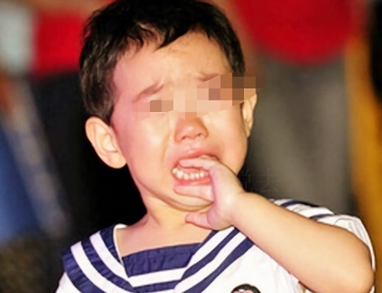 熊孩子闯祸被教训,家长怒甩12万砸出租车,仗势