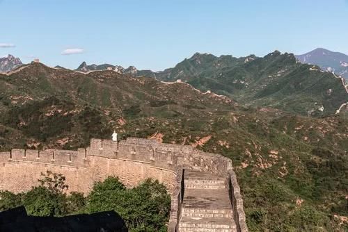  真爽@登上中国景色最壮观的长城，却几乎没有游客，一人独享长城真爽