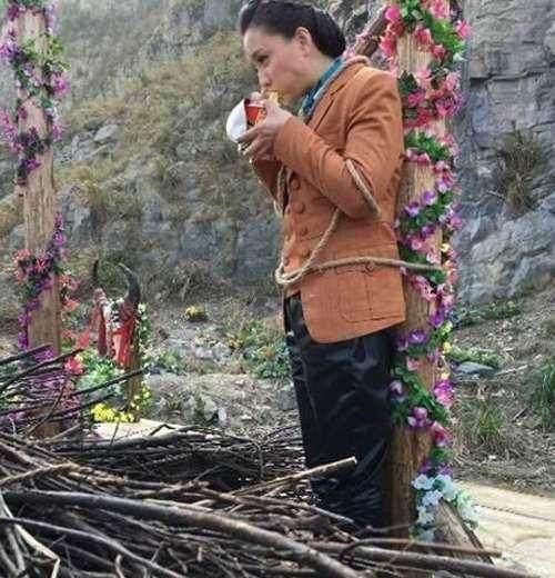 明星吃泡面：张艺兴霸气，吴京敬业，鹿晗不顾旁人，王思聪接地气