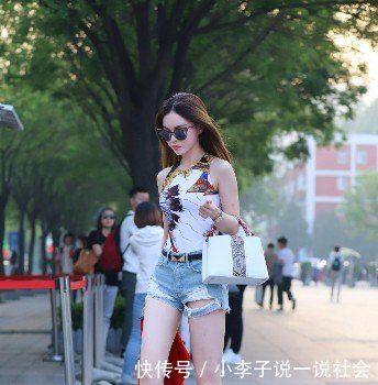 路人街拍图1清纯，图2女人味十足，图3灵动性感