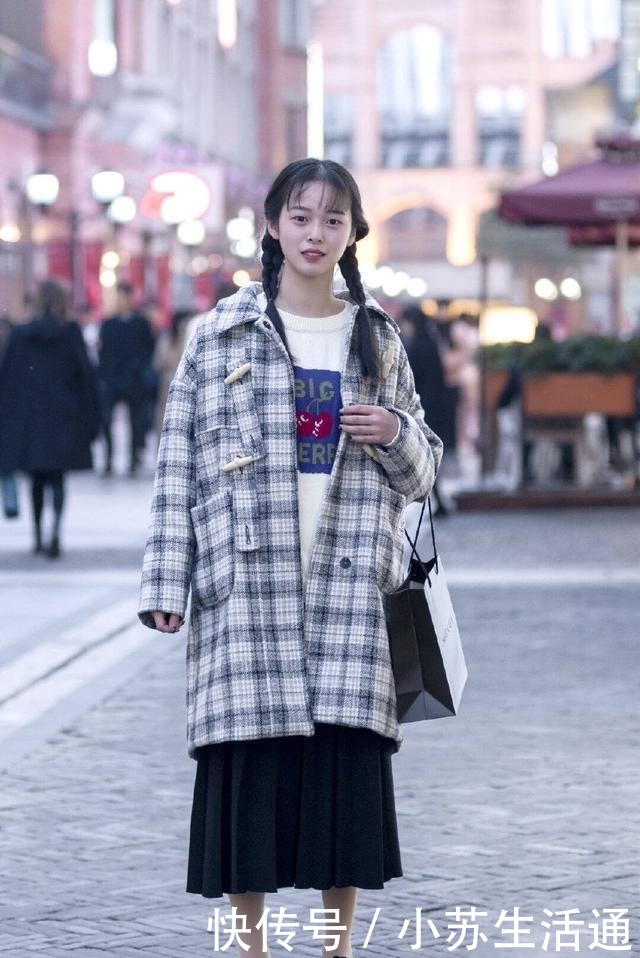 【清纯】街拍:清纯的美女,在阳光照耀下,更加迷人