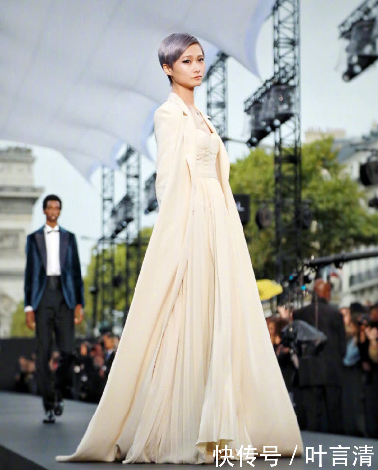 李宇春终于穿上低胸裙，网友女人，成功引起注意