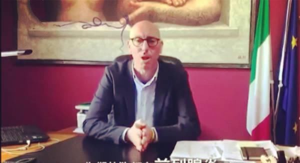  「蠢货」西班牙市长狂怼群众出门：“蠢货，浑蛋”，为什么总许多人油盐不进？