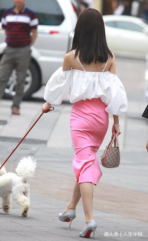 街拍：身材窈窕美女身穿抹胸长裙，街头遛狗！