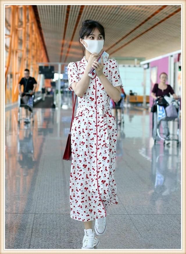 没有姚晨的气场真别穿印花裙，否则像李菲儿一样穿成睡衣就尴尬了