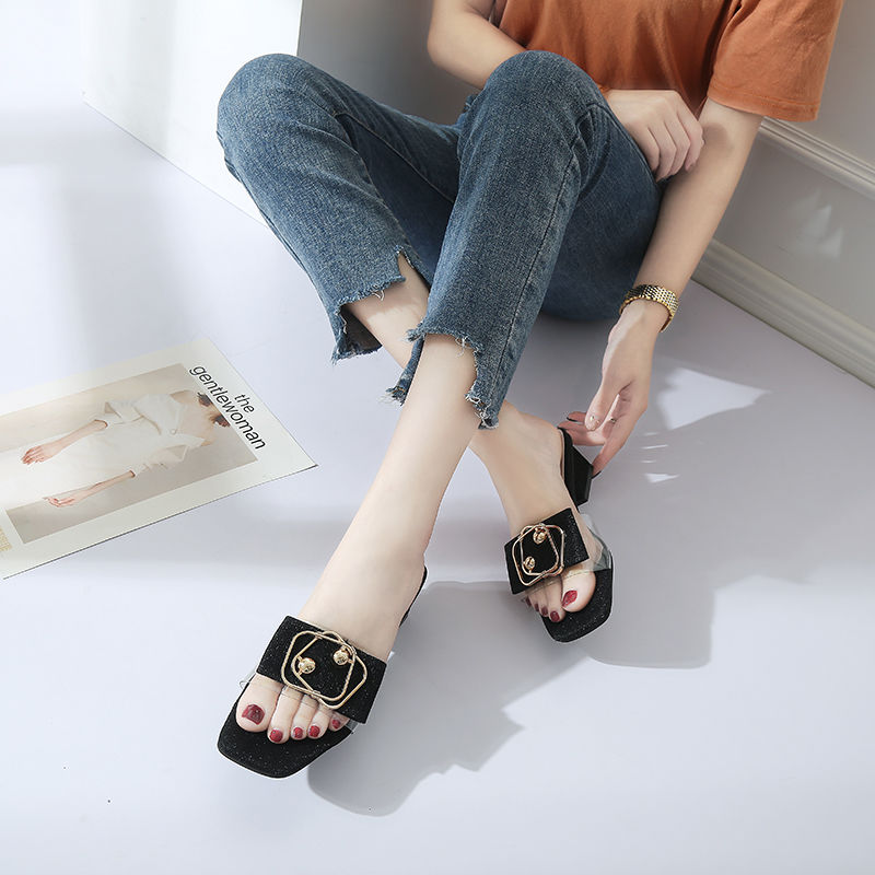 难怪现在的女生都不穿高跟鞋，眼光真好啊，相中这么时尚凉鞋