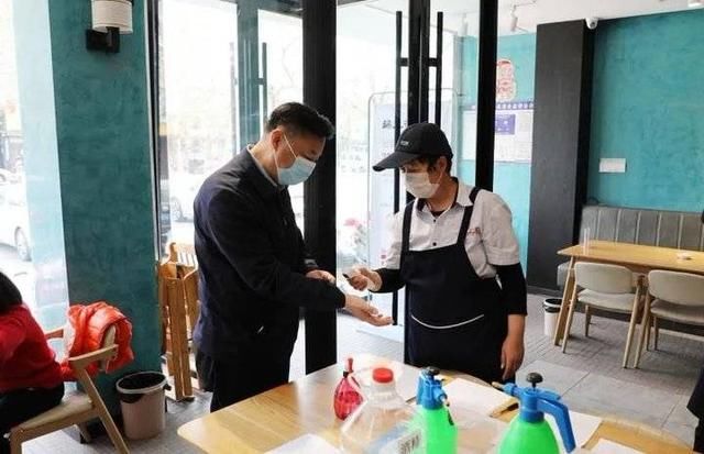 『营情况』高新区领导带头体验“堂食”提振市场消费信心