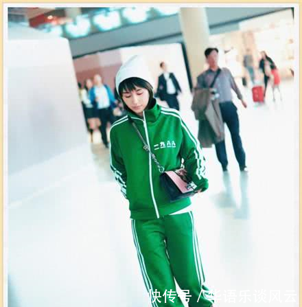 王子文最失手的一次机场秀！鞋比头还要大，网友我奶奶都不会穿