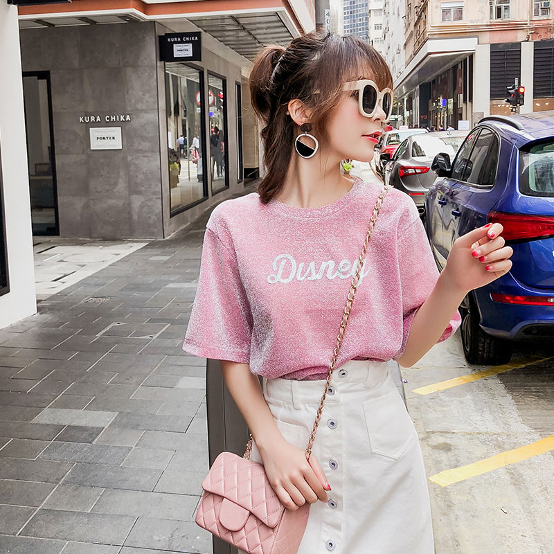 轻熟小姐姐穿超短裙,配上黑色丝袜超性感